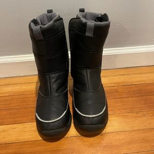 Lands end size 6 snow boots